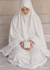 Travel Prayer Set in Weiß – sitzend mit Gebetskette